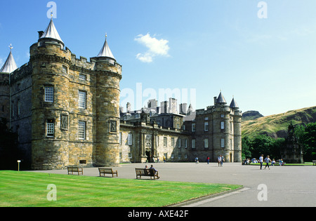 Palazzo Reale di Holyroodhouse ad Edimburgo, Scozia, Regno Unito. La fontana e la facciata anteriore Foto Stock