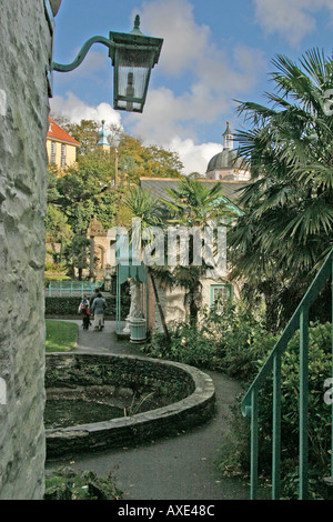 Portmeirion Italianamente Village follia di William Clough Ellis Portmadoc Gwynedd North Wales UK Europa Foto Stock