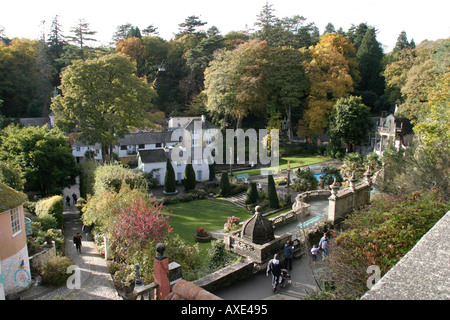 Portmeirion Italianamente Village follia di William Clough Ellis Portmadoc Gwynedd North Wales UK Europa Foto Stock