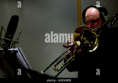 Trombonista durante prove di studio Foto Stock