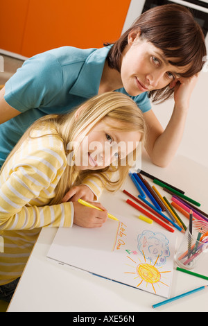 Madre di disegno con sua figlia (8-9), ritratto Foto Stock