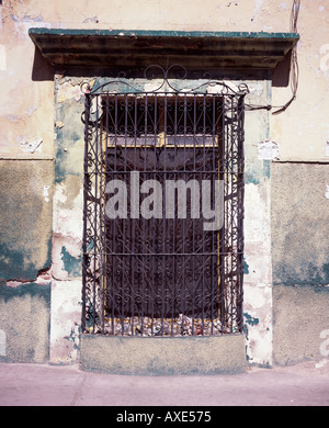 Finestra con decorativi in ferro battuto griglia Messico Oaxaca Foto Stock