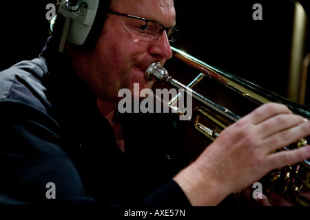 Trombonista durante prove di studio Foto Stock