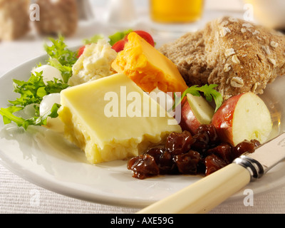 Formaggio tradizionale Plowman con il cheddar & Red Leicester in un pub impostazione Foto Stock