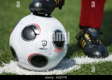 I piedi di un giocatore di football di indossare calzini rossi e copia di EUROPASS,l'matchball ufficiale del campionato europeo di calcio Foto Stock