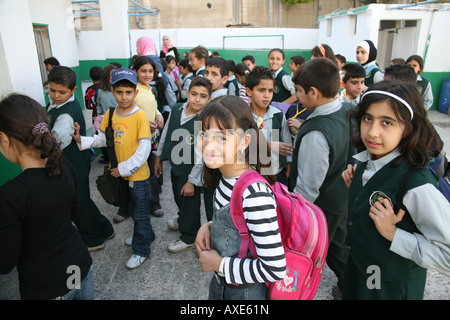 Linea per bambini nel cortile della scuola molti rifugiati iracheni si sono insediati in Amman Giordania e i loro figli vanno a scuola ci becau Foto Stock