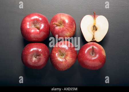 Le mele rosse, vista in elevazione Foto Stock