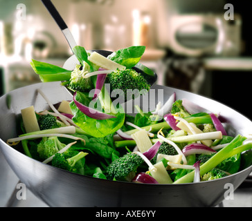 Ortaggio friggere in un wok viene agitato con pak choi, cipolline, brocoli, germogli di fagioli e verdure Foto Stock