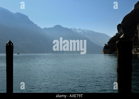 Il lago di Garda dalla banchina a Riva del Garda in Italia. Foto Stock