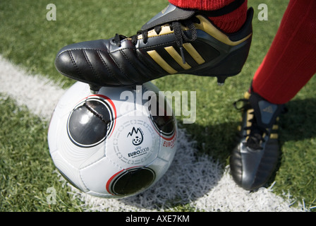 I piedi di un giocatore di football di indossare calzini rossi e copia di EUROPASS,l'matchball ufficiale del campionato europeo di calcio Foto Stock