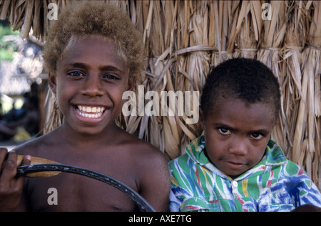 Ritratto di due giovani fratelli, zolfo Bay Village, Ipekel Ipeukel, dell'Isola di Tanna, Vanuatu. Foto Stock