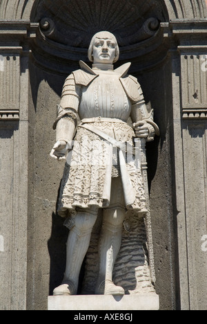 Statua di Alfonso V d'Aragona, facciata ovest lato del Palazzo Reale a Napoli, Italia Foto Stock