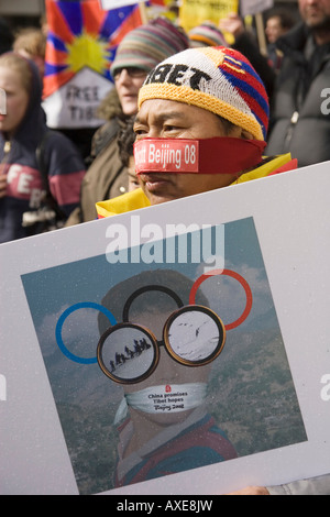 Protester marciando a Londra contro la sovranità cinese in Tibet Foto Stock