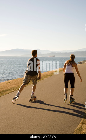 Con i rollerblade sul Seawall promenade Stanley Park a Vancouver in Canada Foto Stock