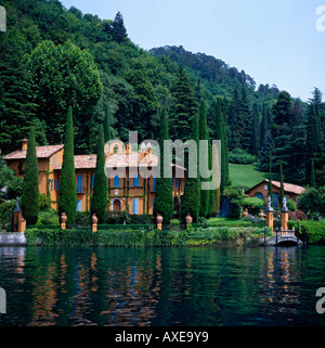 Bellissima villa di lusso con alti cipressi nel giardino vicino a Tremezzo sul Lago di Como Lombardia Provincia Italia Foto Stock