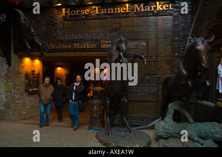 Maneggio a mercato di Camden Town a Londra REGNO UNITO Foto Stock