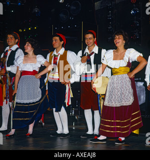 Locale gruppo folk in abito tradizionale di cantare e ballare una sola azienda tamburello a Sorrento in Campania Provincia Italia Foto Stock