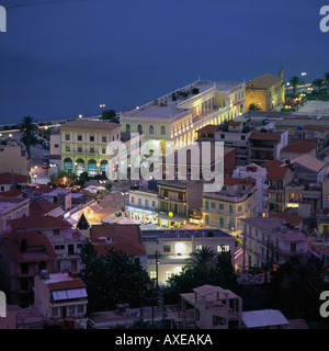 La vista sulla città di Zacinto Platia Agiu Marku Dimokratias Platia Solomu e waterfront al crepuscolo e l'isola di Zante Isole greche Foto Stock