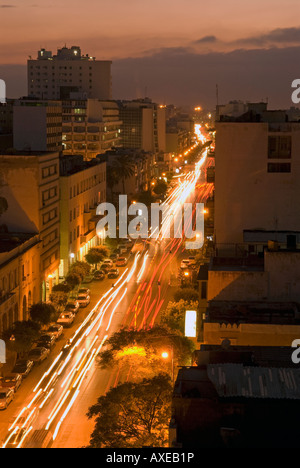 Vista generale della città di Tripoli di notte a Tripoli in Libia Foto Stock