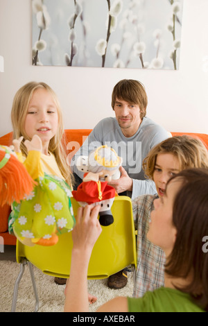 Famiglia giocando con il guanto marionette Foto Stock