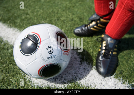 I piedi di un giocatore di football di indossare calzini rossi e copia di EUROPASS,l'matchball ufficiale del campionato europeo di calcio Foto Stock