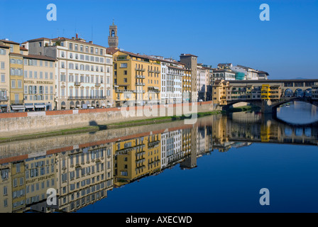Riverside edifici e Ponte Vecchio ponte che attraversa il fiume Arno Firenze Italia Foto Stock