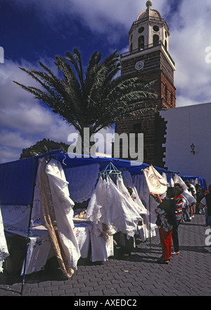 Dh TEGUISE LANZAROTE mercato domenicale di stallo in pizzo e chiesa torre dell orologio bazaar Foto Stock