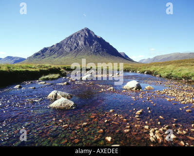 dh Stob Dearg BUACHAILLE ETIVE MOR ARGYLL Scottish azzurro cielo altopiano fiume montagna picco glen paesaggistico regno unito scozia Highlands settentrionali Foto Stock