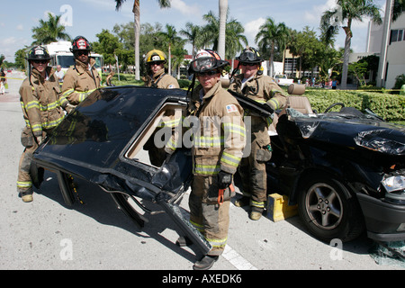 North Miami Beach Florida,Fire Rescue,Open house,case,veicolo distrutto,dimostrazione Jaws of Life,pompieri rimuovere tetto,FL061030076 Foto Stock