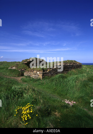 Dh Brough di Deerness DEERNESS ORKNEY rovinato cappella sulla cima delle scogliere sul mare Foto Stock