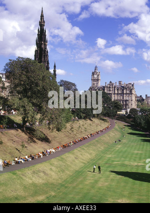 dh Princes Street Gardens PRINCES ST GARDENS EDIMBURGO SCOZIA Scottish Summer Putting Green Park Scott Memorial Balmoral Hotel Panchine giardino pubblico Foto Stock