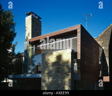 Estensione della casa, Chiswick. La parte posteriore della casa con porte scorrevoli aperte. Architetto: David Mikhail Architetti Foto Stock