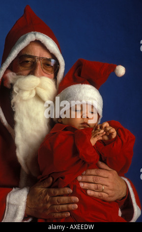 Babbo Natale e il suo piccolo ragazzo apprendista. Père Noël. Paire Noël. Foto Stock