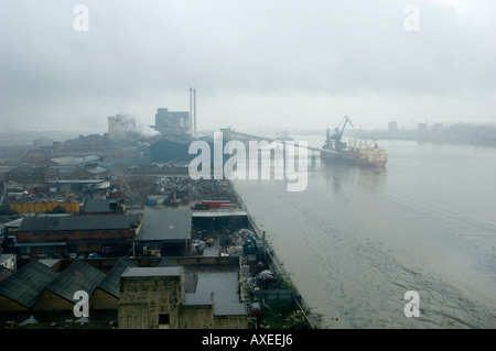 River Thames Estuary View da tradewinds apartment block nebbioso giorno e16 Londra Inghilterra Regno Unito Foto Stock