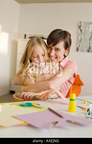 Madre abbracciando la figlia (8-9), sorridente, ritratto Foto Stock