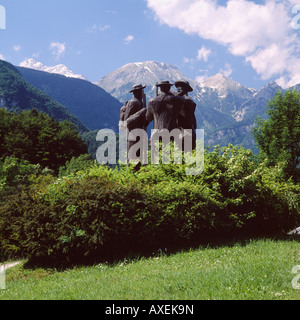 Monumento ai primi alpinisti del Triglav a Ribcev Laz, Bohinj, Gorenjska, Slovenia. Foto Stock