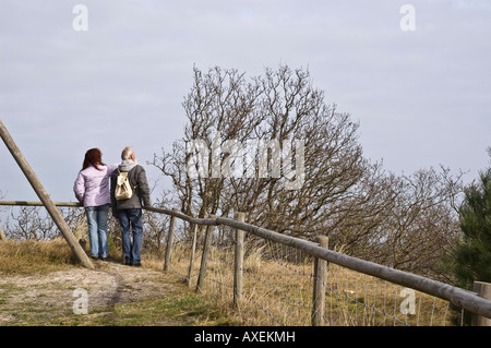 Giovane godendo la vista da una duna top Foto Stock