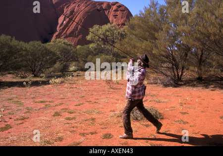 Proprietario tradizionale con la caccia spears Australia centrale Foto Stock