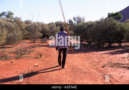 Proprietario tradizionale con la caccia spears Australia centrale Foto Stock