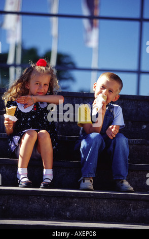 Piccolo Ragazzo e piccola ragazza seduta sulle scale. Foto Stock