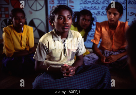 Studentesse tenere una discussione di gruppo in classe. Una scuola in camera Hydrabad Foto Stock