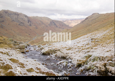 Ciliegina sulla roccia causato da un forte vento che soffia acqua su rocce congelate da una cascata in Langstrath, Lake District, REGNO UNITO Foto Stock