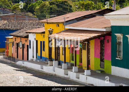 Colorati edifici adobe, Concepcion de Ataco, El Salvador Foto Stock