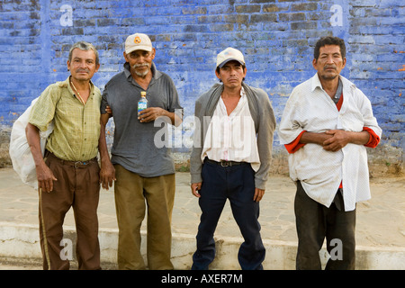 Quattro uomini di bere alcol Concepcion de Ataco El Salvador Foto Stock