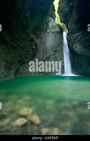 Veliki kozjak una cascata tributory della soca river, Brook kozjak tumbling in una verde blu piscina slovenia Foto Stock