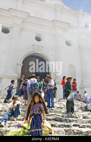 GUATEMALA CHICHICASTENANGO TLocal fornitori vendono di tutto da fiori e incenso a verdura sui passi di Santo Tomas Foto Stock