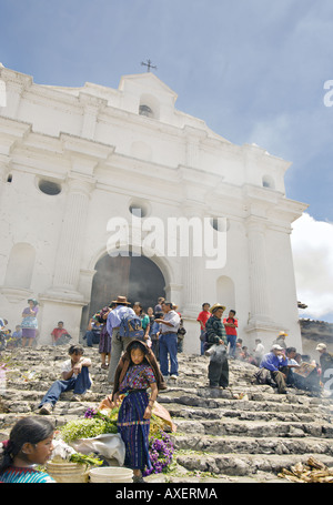 GUATEMALA CHICHICASTENANGO fornitori locali vendono di tutto da fiori e incenso a verdura sui passi di Santo Tomas Foto Stock