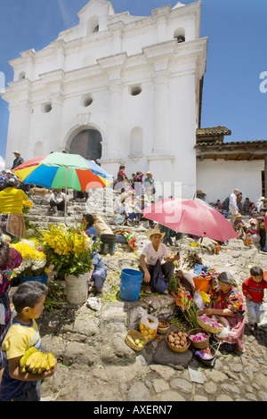 GUATEMALA CHICHICASTENANGO fornitori locali vendono di tutto da fiori e incenso a verdura sui passi di Santo Tomas Foto Stock