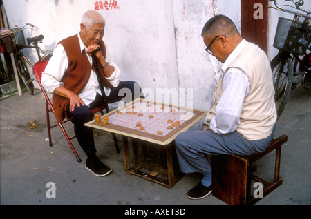 Due uomini cinesi gioco Dama cinese in street, Shanghai Foto Stock