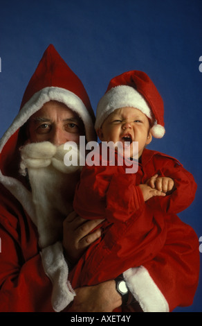 Babbo Natale e il suo piccolo ragazzo apprendista. Père Noël. Paire Noël. Foto Stock